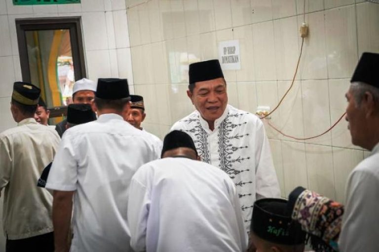 Bupati Muba, M. Toha, bersalaman dengan warga, usai melaksanakan Sholat Idul Adha bersama di Desa Sungai Angit, pada hari Jum'at, tanggal 6 Juni 2025. (BEKISARMEDIA.ID/SIKUMBANG)