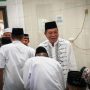 Bupati Muba, M. Toha, bersalaman dengan warga, usai melaksanakan Sholat Idul Adha bersama di Desa Sungai Angit, pada hari Jum'at, tanggal 6 Juni 2025. (BEKISARMEDIA.ID/SIKUMBANG)