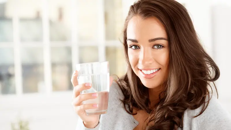 Ilustrasi : Minum air ketika haus foto : iStockphoto)