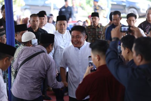 Gubernur Sumatera Selatan (Sumsel), Herman Deru. menghadiri kegiatan penyaluran santunan kepada anak-anak yatim piatu dalam rangka memperingati 10 Muharam 1447 Hijriah di Desa Talang Buluh, Kecamatan Talang Kelapa, Kabupaten Banyuasin, pada hari Minggu, tanggal 06 Juli 2025. (BEKISARMEDIA.ID/SIKUMBANG)