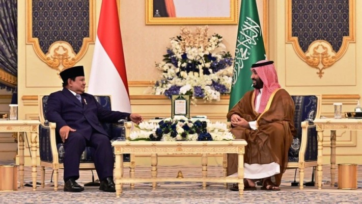 Presiden Prabowo Subianto melakukan pertemuan bilateral tingkat tinggi dengan Putra Mahkota sekaligus Perdana Menteri Arab Saudi, Mohammed bin Salman Al Saud, pada kunjungan kenegaraan ke Arab Saudi di Istana Al-Salam, Jeddah, Rabu, 2 Juli 2025. (Foto : BPMI Setpres/Muchlis Jr)