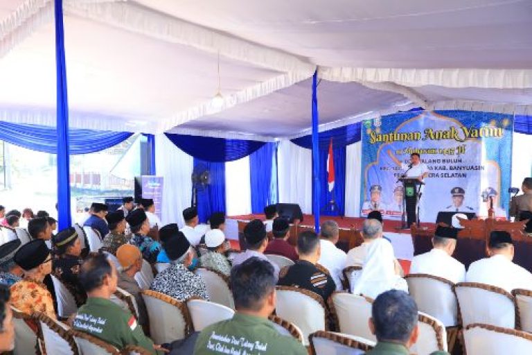 Gubernur Sumatera Selatan (Sumsel), Herman Deru. menghadiri kegiatan penyaluran santunan kepada anak-anak yatim piatu dalam rangka memperingati 10 Muharam 1447 Hijriah di Desa Talang Buluh, Kecamatan Talang Kelapa, Kabupaten Banyuasin, pada hari Minggu, tanggal 06 Juli 2025. (BEKISARMEDIA.ID/SIKUMBANG)