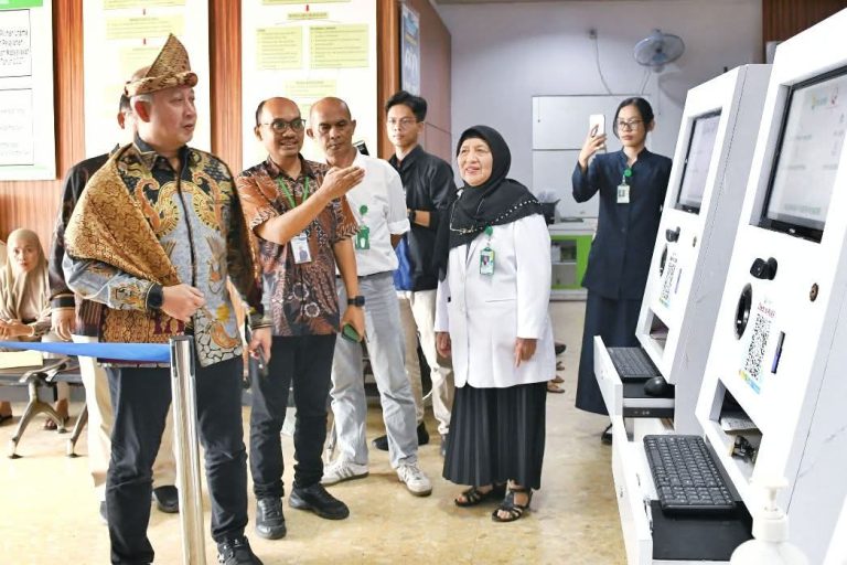 Direktur Teknologi Informasi BPJS Kesehatan, Edwin Aristiawan, melakukan kunjungan ke RS Bunda Palembang. (BEKISARMEDIA.ID/SIKUMBANG)
