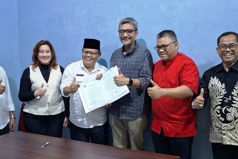 Wakil Rektor II Universitas Sumatera Selatan, Rabin Ibnu Zainal, mewakili Rektor Universitas Sumatera Selatan, Yudha Pratomo Mahyuddin, melakukan penandatanganan Nota Kesepahaman (MoU) dengan APDESI Sumsel, untuk menghadirkan Program Sarjana Inovator Desa serta pengembangan Sumber Daya Manusia (SDM) aparatur desa. (BEKISARMEDIA.ID/RASTI)