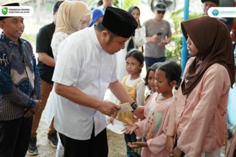 Gubernur Provinsi Sumatera Selatan, Herman Deru, menghadiri acara Sedekah Bumi dan Ruwatan Bersih Desa, di Kelurahan Air Batu, Kabupaten Banyuasin, hari Minggu, tanggal 13 Juli 2025. (BEKISARMEDIA.ID/SIKUMBANG)