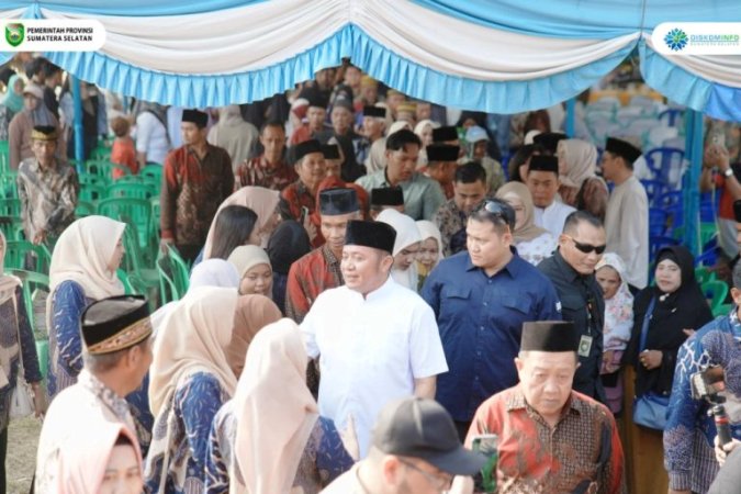 Gubernur Provinsi Sumatera Selatan, Herman Deru, menghadiri acara Sedekah Bumi dan Ruwatan Bersih Desa, di Kelurahan Air Batu, Kabupaten Banyuasin, hari Minggu, tanggal 13 Juli 2025. (BEKISARMEDIA.ID/SIKUMBANG)