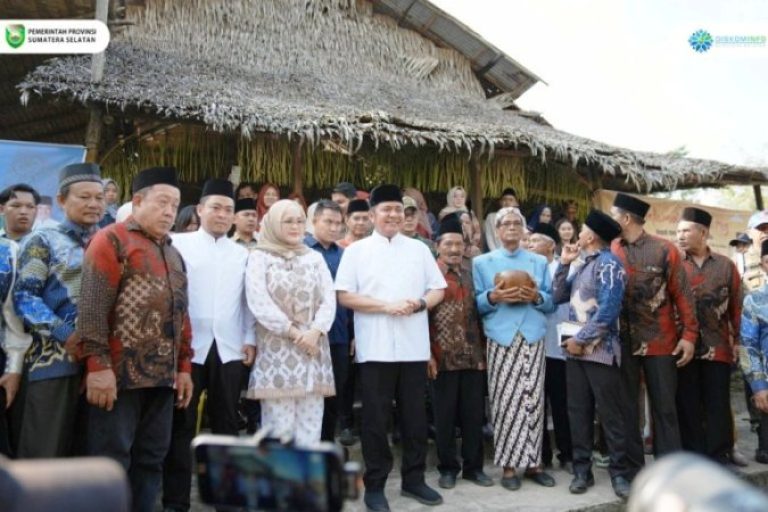 Gubernur Provinsi Sumatera Selatan, Herman Deru, menghadiri acara Sedekah Bumi dan Ruwatan Bersih Desa, di Kelurahan Air Batu, Kabupaten Banyuasin, hari Minggu, tanggal 13 Juli 2025. (BEKISARMEDIA.ID/SIKUMBANG)
