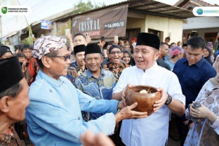 Gubernur Provinsi Sumatera Selatan, Herman Deru, menghadiri acara Sedekah Bumi dan Ruwatan Bersih Desa, di Kelurahan Air Batu, Kabupaten Banyuasin, hari Minggu, tanggal 13 Juli 2025. (BEKISARMEDIA.ID/SIKUMBANG)
