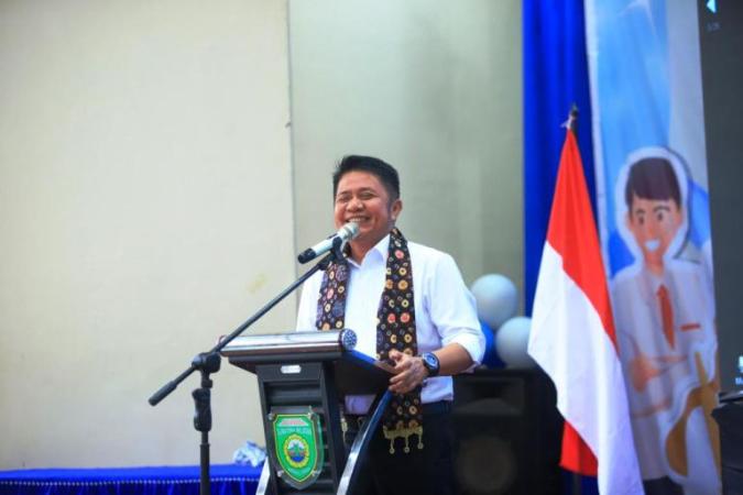 Gubernur Provinsi Sumatera Selatan, Herman Deru, menghadiri acara Masa Pengenalan Lingkungan Sekolah secara serentak bagi seluruh pelajar SMA dan SMK, di SMK Negeri 6 Palembang, hari Selasa, tanggal 15 Juli 2025. (BEKISARMEDIA.ID/SIKUMBANG)
