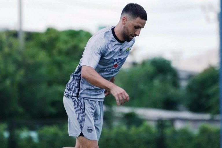 Pemain Asing Persib Bandung, Luciano Guaycochea, saat mengikuti Pemusatan Latihan di Thailand, Juli 2025. (foto : ileague.id)