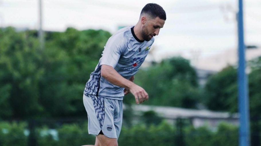 Pemain Asing Persib Bandung, Luciano Guaycochea, saat mengikuti Pemusatan Latihan di Thailand, Juli 2025. (foto : ileague.id)