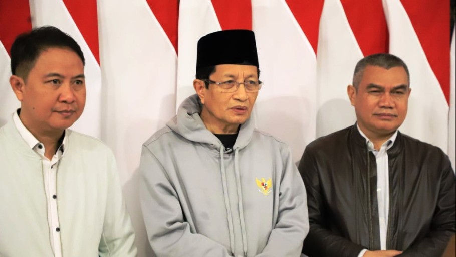 Menteri Agama Republik Indonesia, Nasaruddin Umar, memberikan keterangan kepada wartawan, sebelum berangkat ke Arab Saudi, mendampingi Presiden Republik Indonesia, Prabowo Subianto, melakukan kunjungan kenegaraan, hari Selasa, tanggal 2 Juli 2025. foto : Kemenag.go.id/Isykariman Ismail)