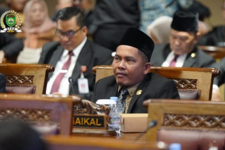 Anggota DPRD Sumsel, M. Hasal Haikal, mendengarkan penjelasan Gubernur Sumsel melalui Sekretaris Daerah, Edward Candra, terkait pandangan umum fraksi-fraksi DPRD Sumsel terhadap Rancangan Peraturan Daerah (Raperda) tentang Perubahan APBD Tahun Anggaran 2025. (BEKISARMEDIA.ID/SIKUMBANG)