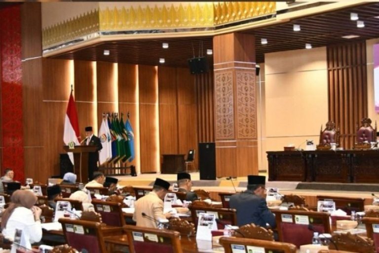 Pemerintah Provinsi (Pemprov) Sumatera Selatan (Sumsel) menyampaikan jawaban atas pandangan umum fraksi-fraksi DPRD Sumsel terhadap Rancangan Peraturan Daerah (Raperda) tentang Perubahan APBD Tahun Anggaran 2025. (BEKISARMEDIA.ID/SIKUMBANG)
