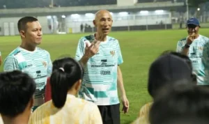 Satoru Mochizuki, pelatih asal Jepang yang akrab disapa Coach Mochi. (BEKISARMEDIA.ID/TRI) Satoru Mochizuki, pelatih asal Jepang yang akrab disapa Coach Mochi. (BEKISARMEDIA.ID/TRI)