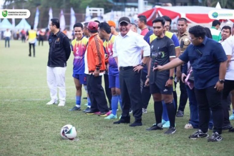 Gubernur Sumsel, Herman Deru, menbuka turnamen sepak bola antar pengurus Partai Politik di Jakabaring Sport City (JSC), Palembang, pada hari Rabu, tanggal 9 Juli 2025. (BEKISARMEDIA.ID/SIKUMBANG)