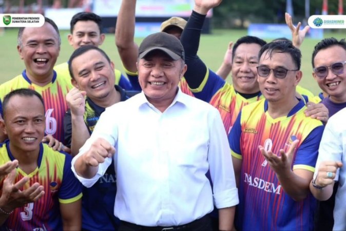 Gubernur Sumsel, Herman Deru, menbuka turnamen sepak bola antar pengurus Partai Politik di Jakabaring Sport City (JSC), Palembang, pada hari Rabu, tanggal 9 Juli 2025. (BEKISARMEDIA.ID/SIKUMBANG)