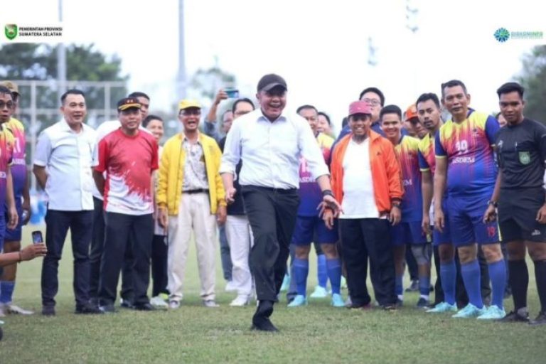Gubernur Sumsel, Herman Deru, menbuka turnamen sepak bola antar pengurus Partai Politik di Jakabaring Sport City (JSC), Palembang, pada hari Rabu, tanggal 9 Juli 2025. (BEKISARMEDIA.ID/SIKUMBANG)