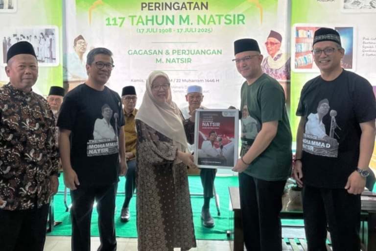 Penyerahan secara simbolis poster film kepada Erick Yusuf, selaku produser eksekutif, pada hari Kamis, tanggal 17 Juli 2025. (foto : instagram.com/naufalmahfudz_ismail)