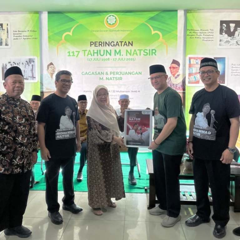 Penyerahan secara simbolis poster film kepada Erick Yusuf, selaku produser eksekutif, pada hari Kamis, tanggal 17 Juli 2025. (foto : instagram.com/naufalmahfudz_ismail)
