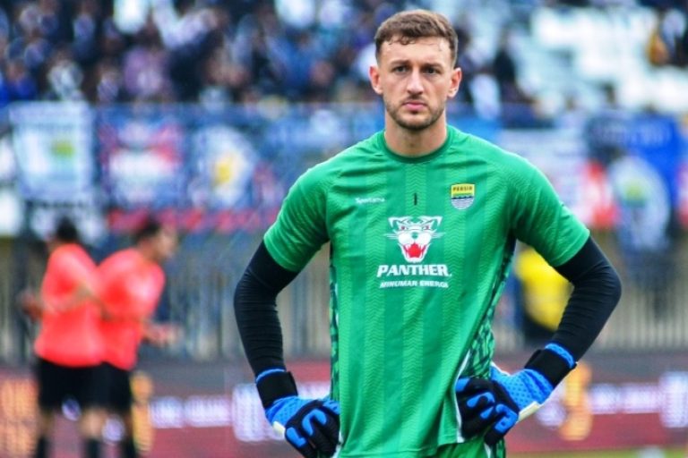 Penjaga Gawang Persib Bandung, Adam Przybek. (foto : ileague.id)