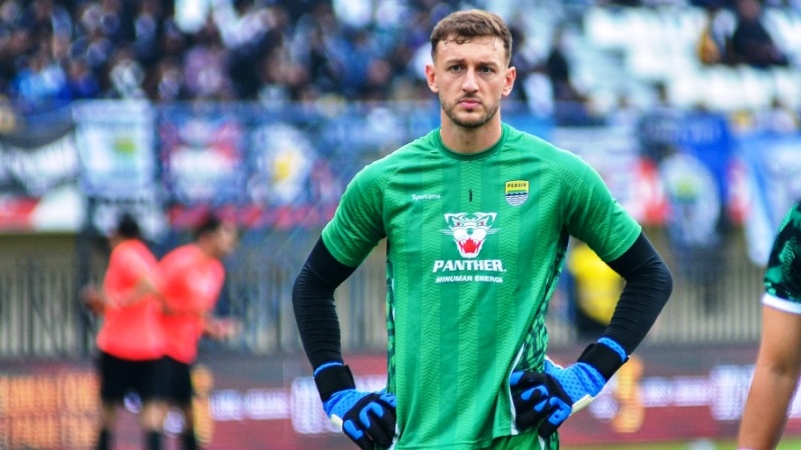 Penjaga Gawang Persib Bandung, Adam Przybek. (foto : ileague.id)