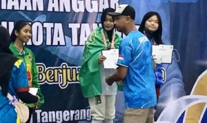 Alya Rubiya Yuki, Atlet Anggar dari Provinsi Sumatera Selatan, berhasil mendapatkan Medali perunggu pada Kejuaraan Anggar Wali Kota Cup II Kota Tangerang yang digelar di GOR Nambo, Banten, 27–29 Juni 2025. (BEKISARMEDIA.ID/TRI)
