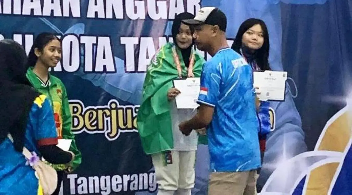 Alya Rubiya Yuki, Atlet Anggar dari Provinsi Sumatera Selatan, berhasil mendapatkan Medali perunggu pada Kejuaraan Anggar Wali Kota Cup II Kota Tangerang yang digelar di GOR Nambo, Banten, 27–29 Juni 2025. (BEKISARMEDIA.ID/TRI)