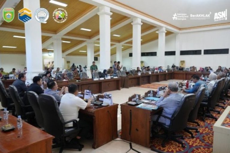 Badan Anggaran (Banggar) DPRD Provinsi Sumatera Selatan (Sumsel) menggelar rapat lanjutan untuk menyinkronisasi Rancangan Perubahan Kebijakan Umum Anggaran (KUA) dan Prioritas Plafon Anggaran Sementara (PPAS) Tahun Anggaran 2025. (BEKISARMEDIA.ID?SIKUMBANG)