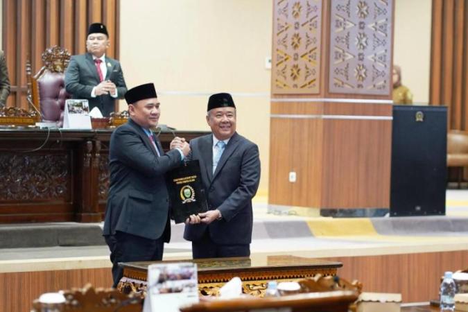Wakil Gubernur Sumatera Selatan, Cik Ujang, bersama Ketua DPRD Sumsel, Andie Dinialdie, sebelum Rapat Paripurna XVII DPRD Sumsel, hari Senin, tanggal 14 Juli 2025. (BEKISARMEDIA.ID/SIKUMBANG)