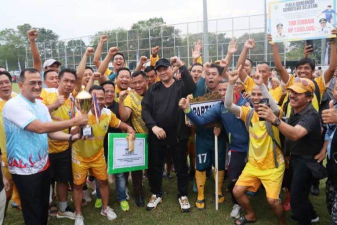 Tim sepak bola Beringin Jaya FC yang mewakili Partai Golkar Provinsi Sumatera Selatan (Sumsel), tampil gemilang dalam ajang Turnamen Sepak Bola Antar Partai Politik (Parpol) memperebutkan Piala Gubernur Sumsel tahun 2025. (BEKISARMEDIA.ID/SIKUMBANG)