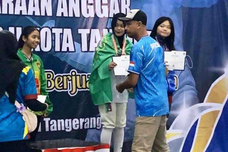 Alya Rubiya Yuki, Atlet Anggar dari Provinsi Sumatera Selatan, berhasil mendapatkan Medali perunggu pada Kejuaraan Anggar Wali Kota Cup II Kota Tangerang yang digelar di GOR Nambo, Banten, 27–29 Juni 2025. (BEKISARMEDIA.ID/TRI)