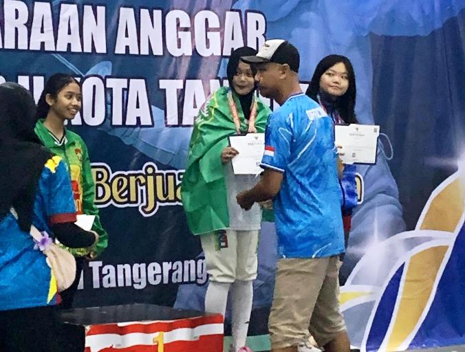 Alya Rubiya Yuki, Atlet Anggar dari Provinsi Sumatera Selatan, berhasil mendapatkan Medali perunggu pada Kejuaraan Anggar Wali Kota Cup II Kota Tangerang yang digelar di GOR Nambo, Banten, 27–29 Juni 2025. (BEKISARMEDIA.ID/TRI)