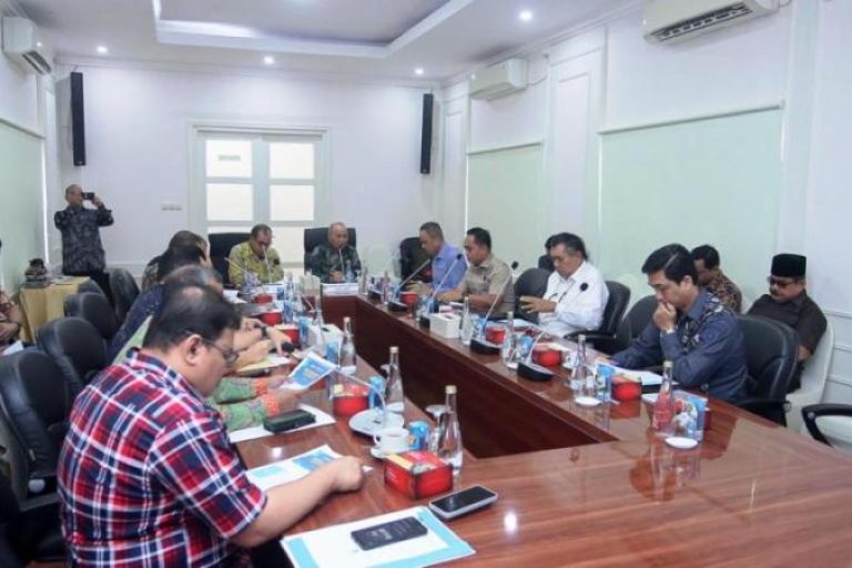 M. Toha diwakili oleh Sekretaris Daerah (Sekda) Muba, Dr. H. Apriyadi Mahmud, bersama Ketua DPRD Muba, Afitni Junaidi Gumay, memimpin Rapat Persiapan Groundbreaking Pembangunan Jembatan (P6) Kecamatan Lalan di Kantor Perwakilan Muba di Palembang, pada hari Jum'at, tanggal 9 Mei 2025. (BEKISARMEDIA.ID/SIKUMBANG)