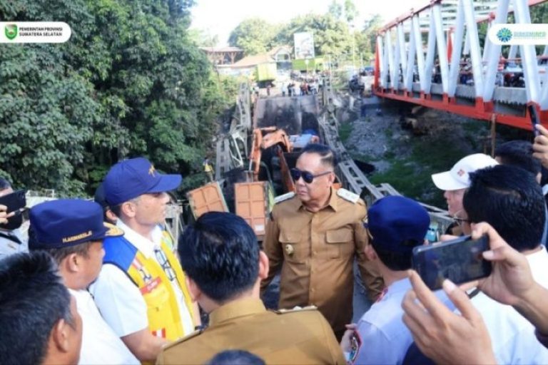 Wakil Gubernur (Wagub) Sumatera Selatan (Sumsel), H. Cik Ujang, bergerak cepat menyikapi ambruknya Jembatan Muara Lawai B yang menghubungkan Kabupaten Lahat dan Muara Enim, pada hari Senin, tanggal 30 Juni 2025. (BEKISARMEDIA.ID/SIKUMBANG)