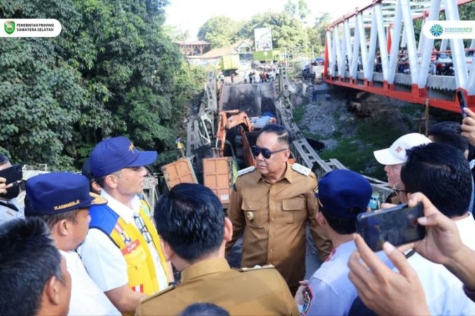 Wakil Gubernur (Wagub) Sumatera Selatan (Sumsel), H. Cik Ujang, bergerak cepat menyikapi ambruknya Jembatan Muara Lawai B yang menghubungkan Kabupaten Lahat dan Muara Enim, pada hari Senin, tanggal 30 Juni 2025. (BEKISARMEDIA.ID/SIKUMBANG)