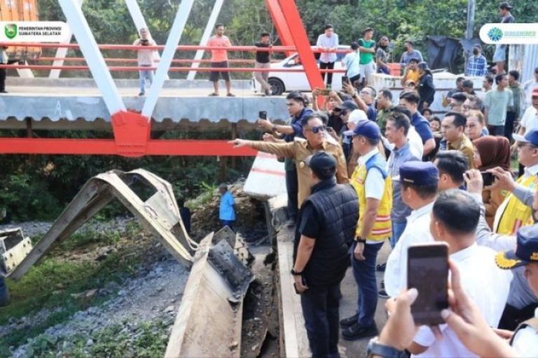 Wakil Gubernur (Wagub) Sumatera Selatan (Sumsel), H. Cik Ujang, bergerak cepat menyikapi ambruknya Jembatan Muara Lawai B yang menghubungkan Kabupaten Lahat dan Muara Enim, pada hari Senin, tanggal 30 Juni 2025. (BEKISARMEDIA.ID/SIKUMBANG)