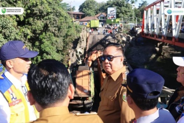 Wakil Gubernur (Wagub) Sumatera Selatan (Sumsel), H. Cik Ujang, bergerak cepat menyikapi ambruknya Jembatan Muara Lawai B yang menghubungkan Kabupaten Lahat dan Muara Enim, pada hari Senin, tanggal 30 Juni 2025. (BEKISARMEDIA.ID/SIKUMBANG)