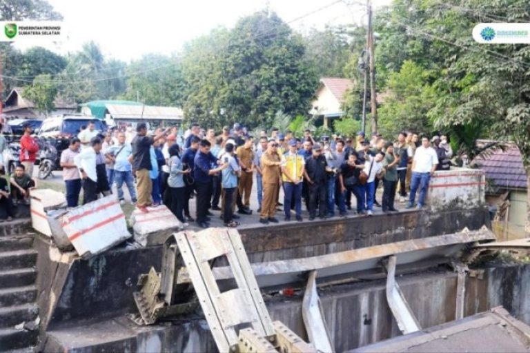 Wakil Gubernur (Wagub) Sumatera Selatan (Sumsel), H. Cik Ujang, bergerak cepat menyikapi ambruknya Jembatan Muara Lawai B yang menghubungkan Kabupaten Lahat dan Muara Enim, pada hari Senin, tanggal 30 Juni 2025. (BEKISARMEDIA.ID/SIKUMBANG)