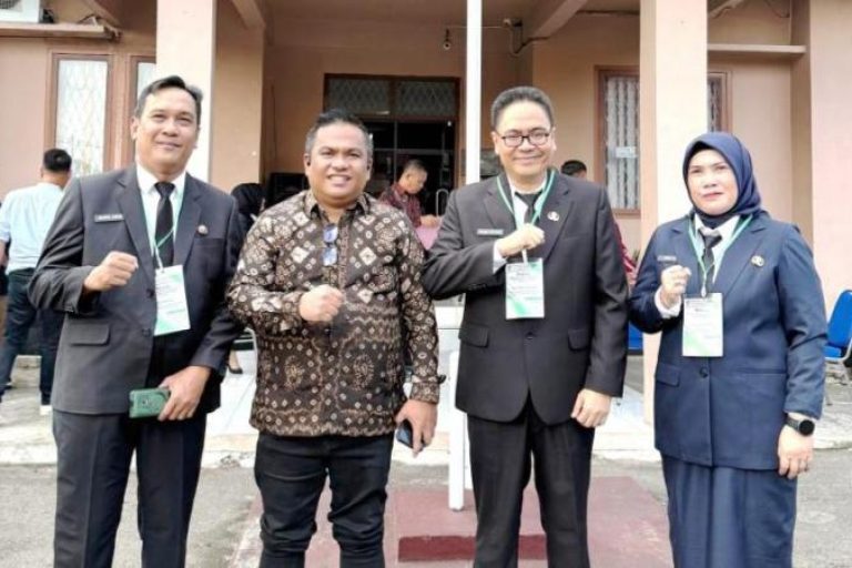 Kepala Dinas Kominfo Kabupaten Muba, Herryandi Sinulingga, bersama tiga pejabat lainnya, saat mengikuti Diklat Inovasi Digital di Diklat BKPSDM Kota Lubuklinggau. (BEKISARMEDIA.ID/SIKUMBANG)