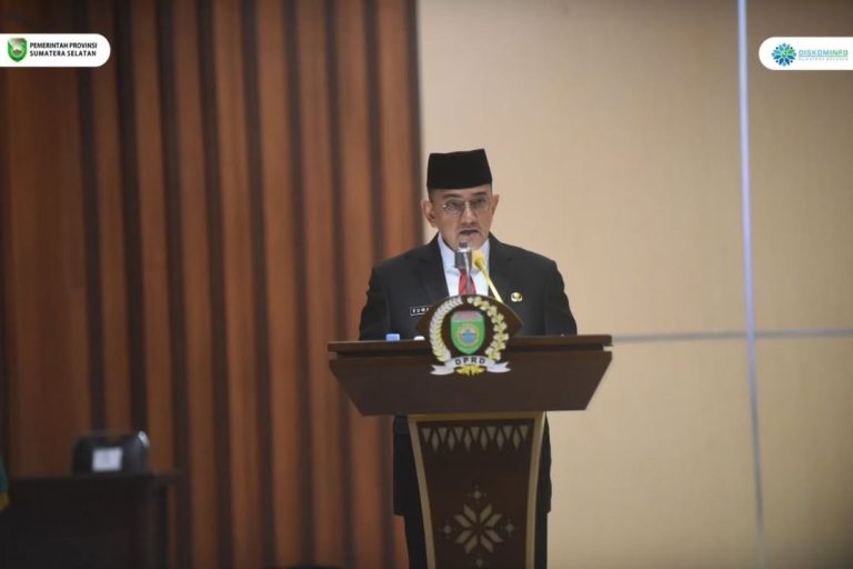 Pemerintah Provinsi (Pemprov) Sumatera Selatan (Sumsel) menyampaikan jawaban atas pandangan umum fraksi-fraksi DPRD Sumsel terhadap Rancangan Peraturan Daerah (Raperda) tentang Perubahan APBD Tahun Anggaran 2025. (BEKISARMEDIA.ID/SIKUMBANG)
