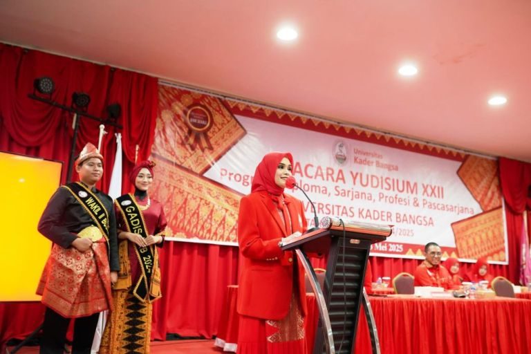 Rektor Universitas Kader Bangsa, Dr. dr. Fika Minata Wathan, M.Kes. (foto : dok. pribadi)