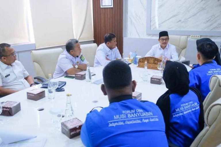 Wakil Bupati Muba, Rohman, saat menerima audiensi dari pengurus Forum Osis Muba yang dipimpin oleh Ketua Arinda Safira Habiba, pada hari Rabu, tanggal 7 Mei 2025. (BEKISARMEDIA.ID/SIKUMBANG)