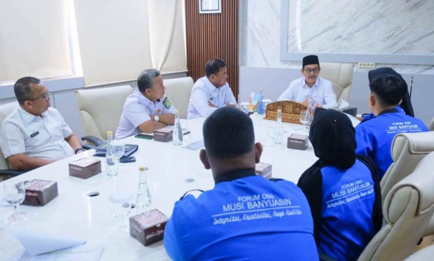 Wakil Bupati Muba, Rohman, saat menerima audiensi dari pengurus Forum Osis Muba yang dipimpin oleh Ketua Arinda Safira Habiba, pada hari Rabu, tanggal 7 Mei 2025. (BEKISARMEDIA.ID/SIKUMBANG)