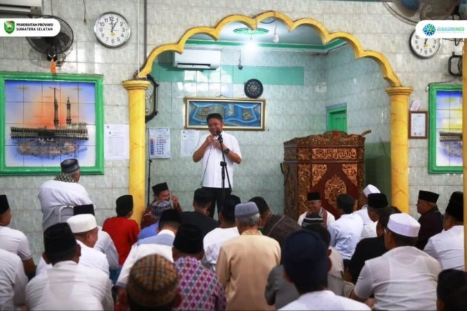 Gubernur Sumatera Selatan, Herman Deru, melakukan kegiatan Safari Jum'at di Masjid Al-Ikhlas, Kelurahan Karang Jaya, Kecamatan Gandus, Kota Palembang, pada hari Jum'at, tanggal 27 Juni 2025. (BEKISARMEDIA.ID/SIKUMBANG)