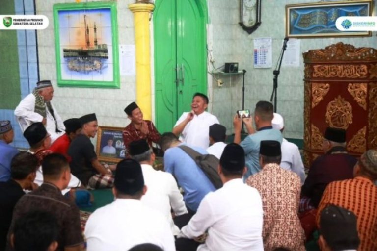 Gubernur Sumatera Selatan, Herman Deru, melakukan kegiatan Safari Jum'at di Masjid Al-Ikhlas, Kelurahan Karang Jaya, Kecamatan Gandus, Kota Palembang, pada hari Jum'at, tanggal 27 Juni 2025. (BEKISARMEDIA.ID/SIKUMBANG)