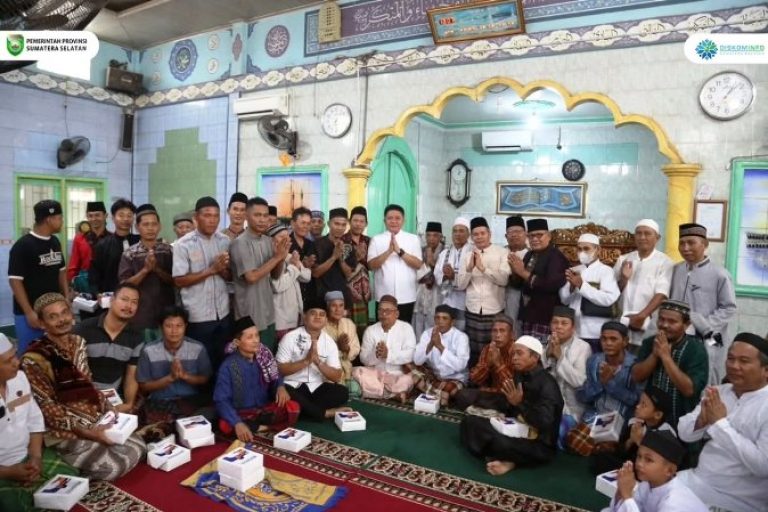 Gubernur Sumatera Selatan, Herman Deru, melakukan kegiatan Safari Jum'at di Masjid Al-Ikhlas, Kelurahan Karang Jaya, Kecamatan Gandus, Kota Palembang, pada hari Jum'at, tanggal 27 Juni 2025. (BEKISARMEDIA.ID/SIKUMBANG)