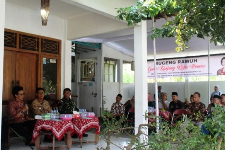 Wakil Ketua Dewan Perwakilan Daerah Republik Indonesia (DPD RI), GKR Hemas, melakukan kegiatan Sapa Aruh Masyarakat Kabupaten Gunungkidul, yang digelar di Kalurahan Kepek, Wonosari, pada hari Kamis, tanggal 24 Juli 2025. (foto : newsroom DPD RI)