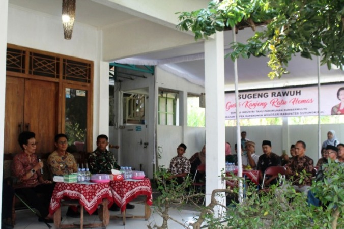 Wakil Ketua Dewan Perwakilan Daerah Republik Indonesia (DPD RI), GKR Hemas, melakukan kegiatan Sapa Aruh Masyarakat Kabupaten Gunungkidul, yang digelar di Kalurahan Kepek, Wonosari, pada hari Kamis, tanggal 24 Juli 2025. (foto : newsroom DPD RI)