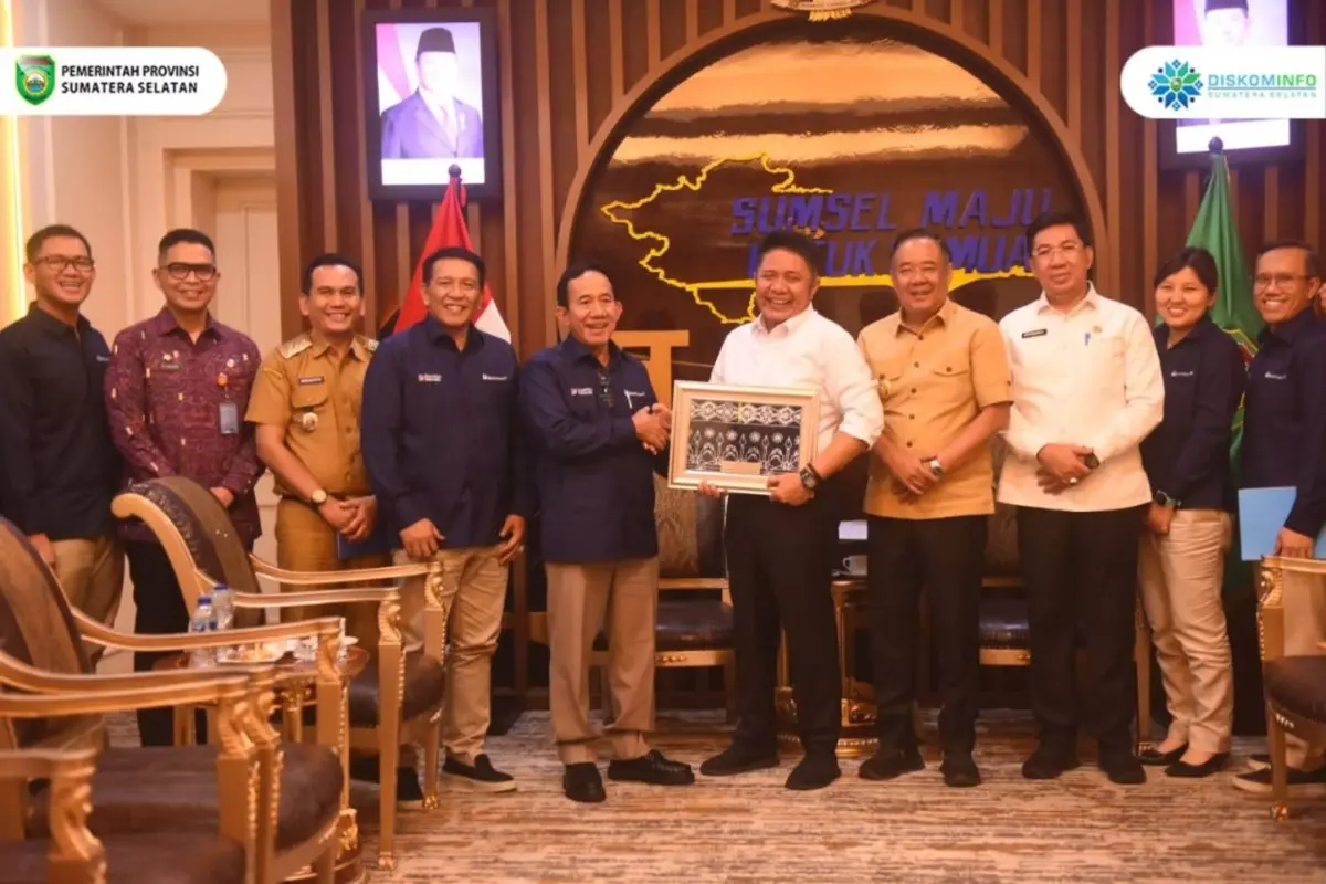 Gubernur Sumsel, Herman Deru, saat menerima audiensi jajaran Direksi PTBA yang dipimpin langsung oleh Direktur Utama, Asral Ismail, di Ruang Tamu Gubernur Sumsel, pada hari Selasa, tanggal 8 Juli 2025. (BEKISARMEDIA.ID/SIKUMBANG)